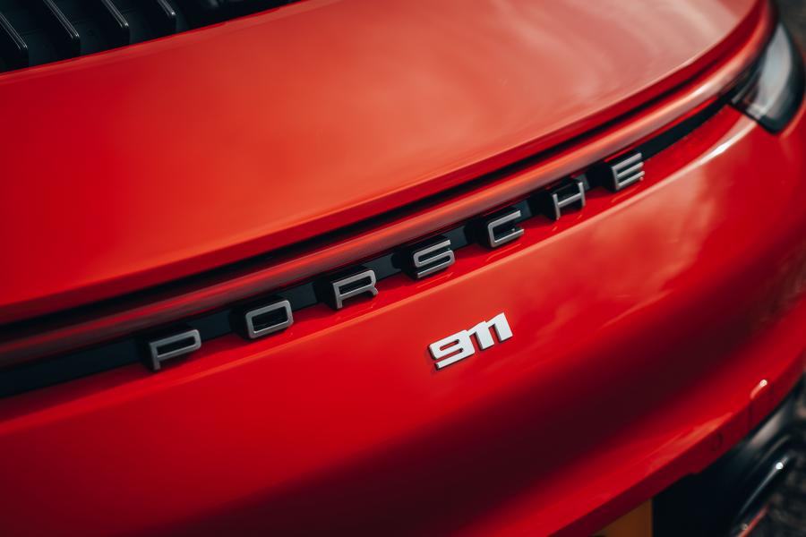 Логотип Porsche 911 Carrera S (992) 2019 года  (UK) (фото 2 из 29)